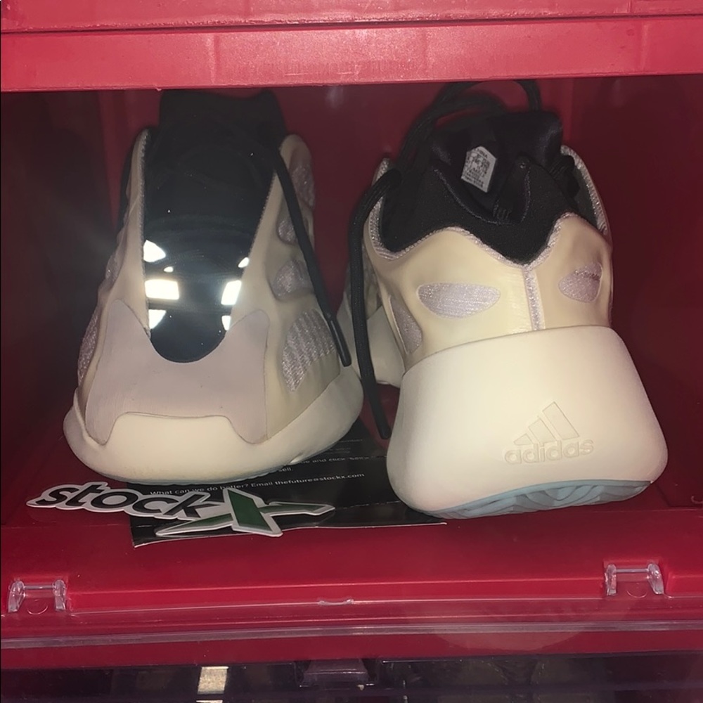 YEEZY 700 V3